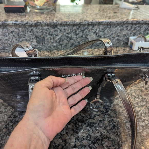 Michael Kors Large Silver Metallic Shoulder bag - Picture 12 of 13